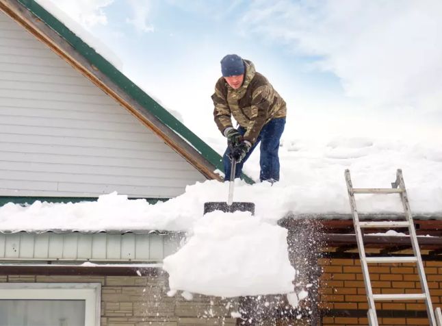 Jak skutecznie chronić dach przed śniegiem i lodem