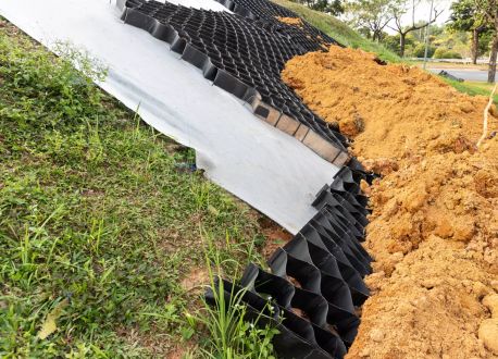 Geowłóknina jako podłoże dla geosiatki przy wzmocnieniu skarp, zboczy