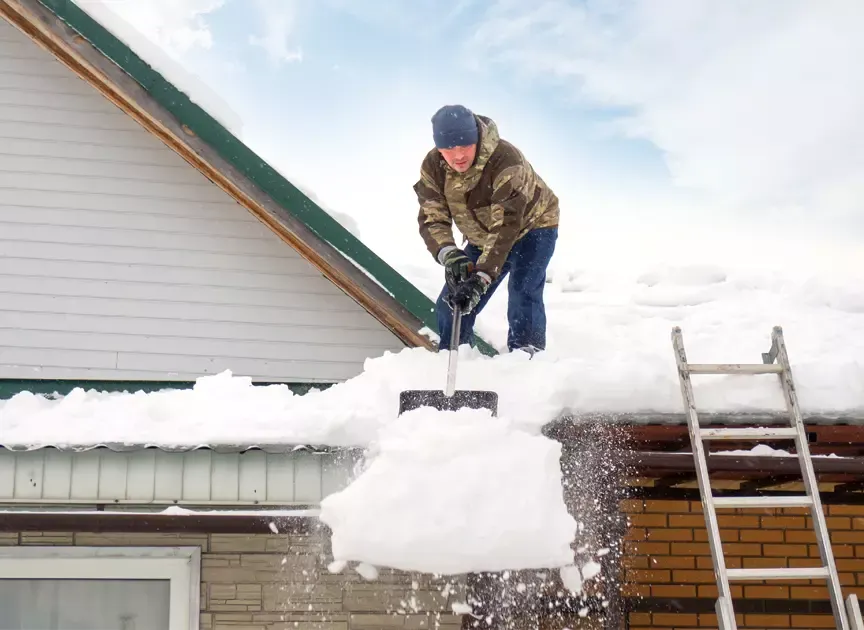 Jak skutecznie chronić dach przed śniegiem i lodem