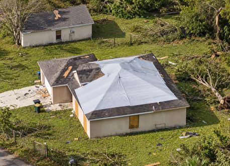 Tarpaulin stosowany jako plandeka do tymczasowego zakrycia zadaszenia
