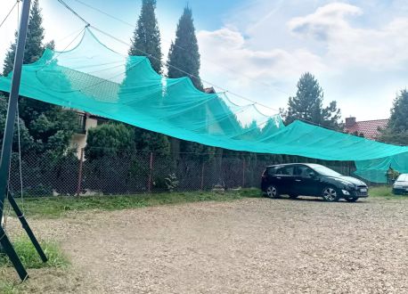 siatka ochronna zastosowana jako zabezpieczenie przeciwgradowe dla parkingów