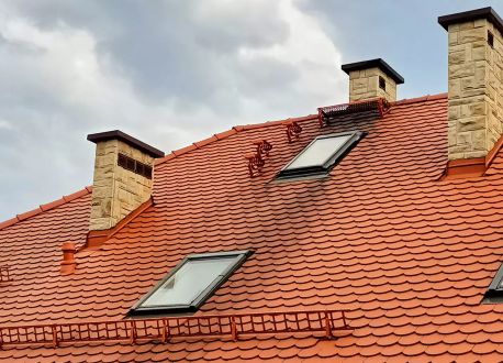 stopień kominiarski i ława kominiarska - niezbędne elementy na dach